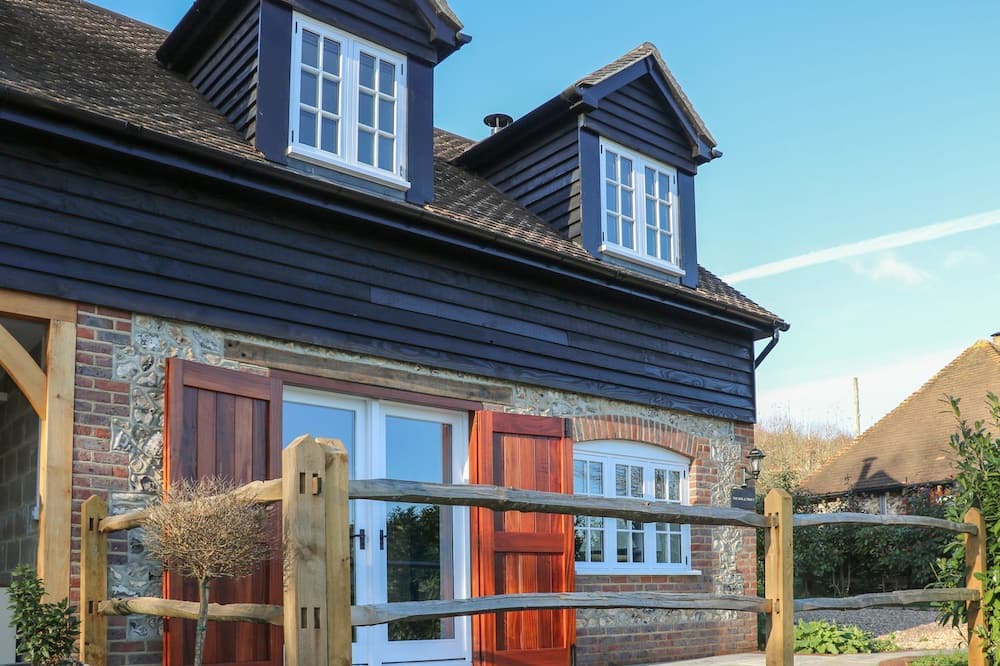Hammerpot House | Converted Flint Clad Barn nestled in the heart of the South Downs National Park
