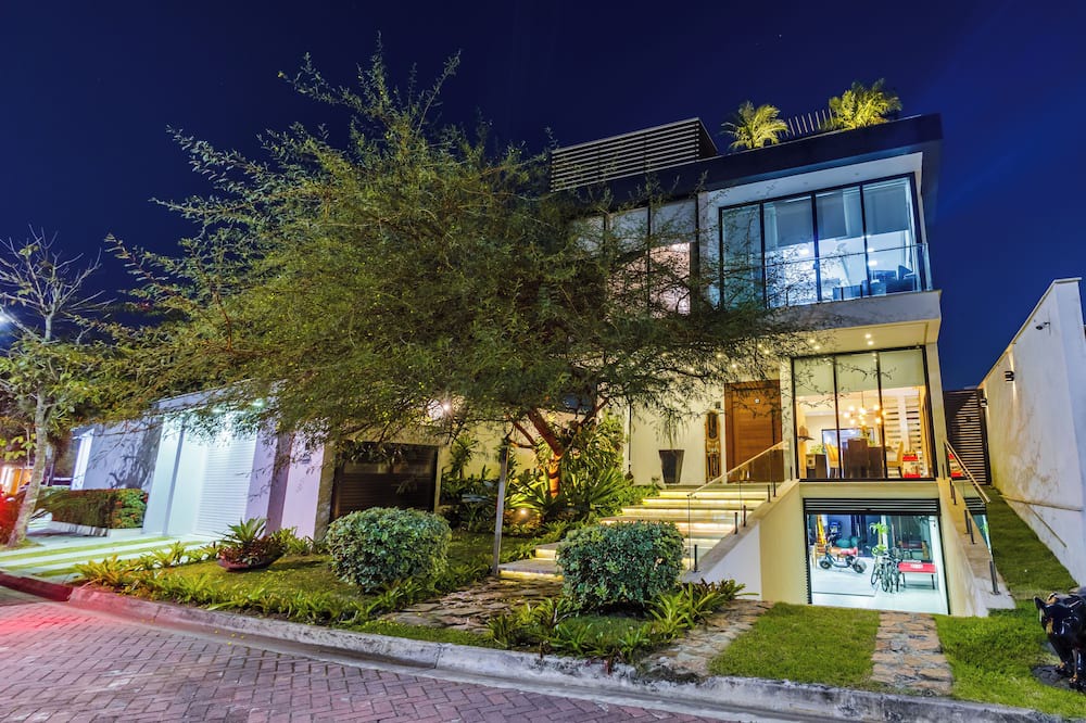 Recreio dos Bandeirantes House | 5 minutes from the beach High-end house with elevator and cinema room