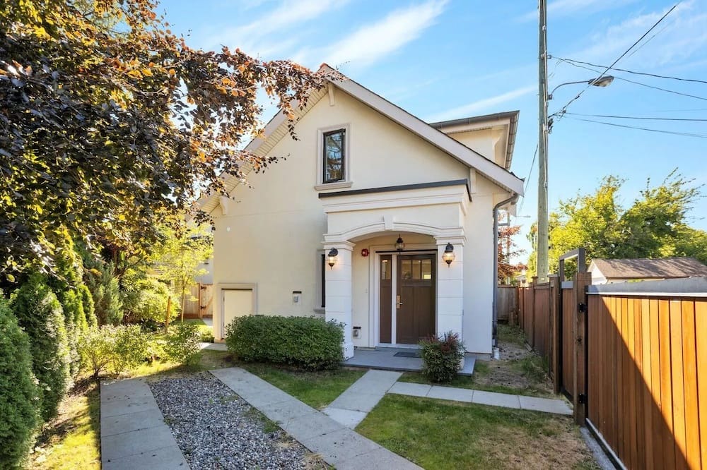 Oakridge House | ChicVilla New 3 bedrooms 2 baths private yard 8 min walk to Langara Canadaline
