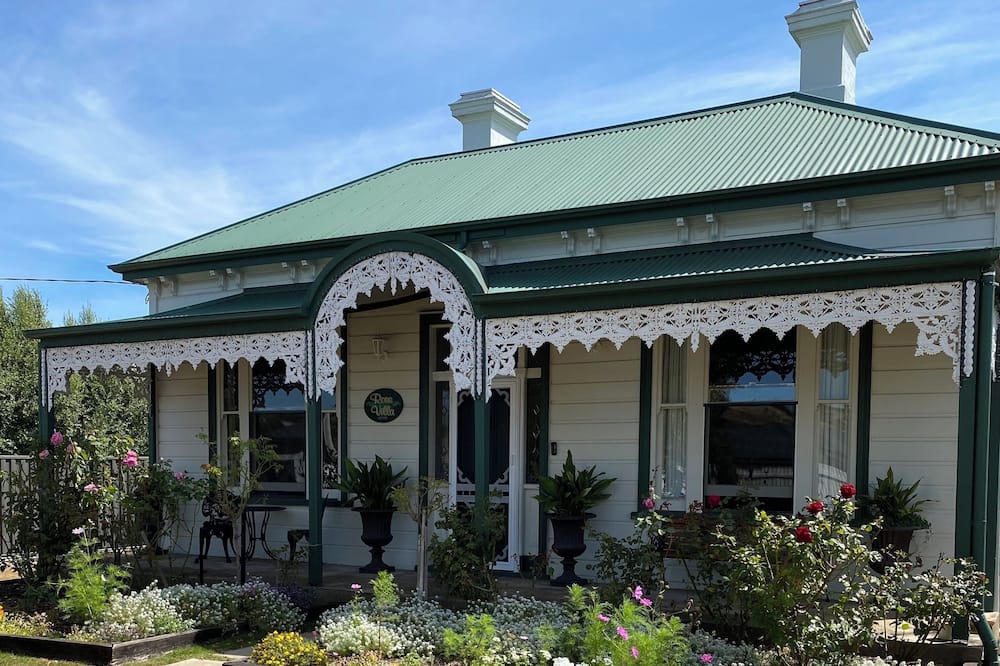 East Devonport House | Rosevilla Heritage Home in East Devonport with private parking and free WiFi
