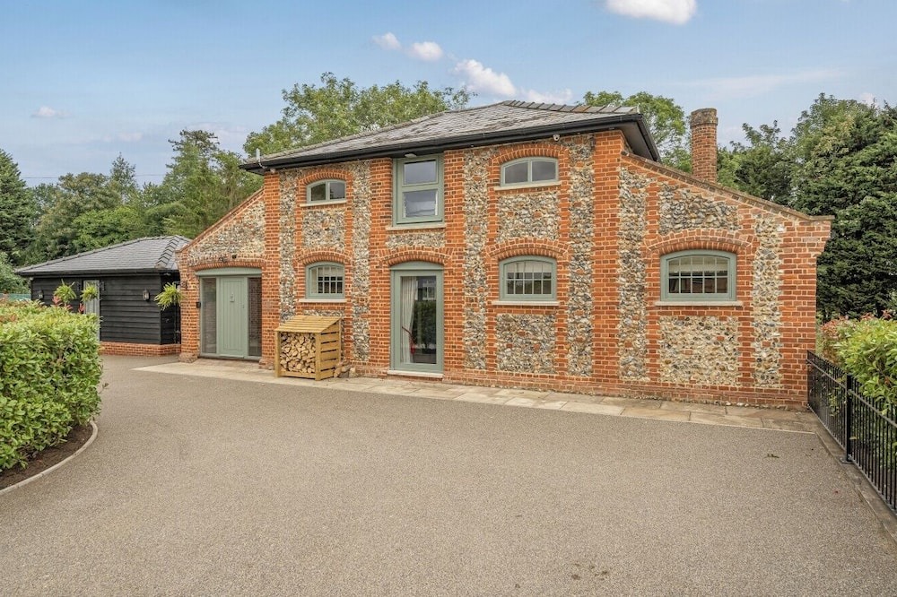 Bury St Edmunds House | Coach House with Hot Tub in Idyllic Bury St Edmunds