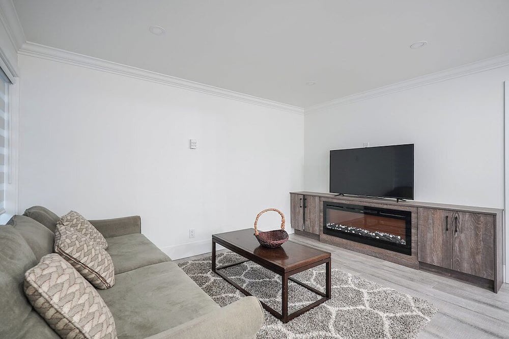 Surrey Newton Apartment | Lovely studio with AC in charming Surrey
