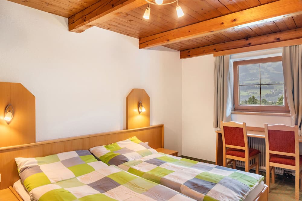 Hopfgarten im Brixental Apartment | Room '4' with Mountain View, Shared Terrace and Wi-Fi