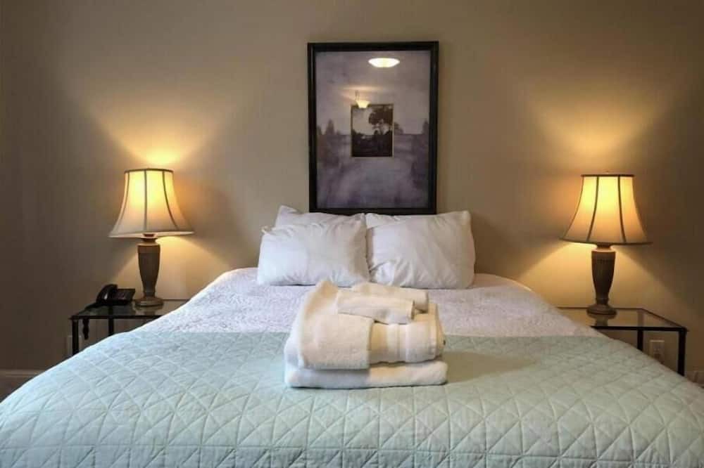 Waterford Valley House | Leaside Executive Entire Home