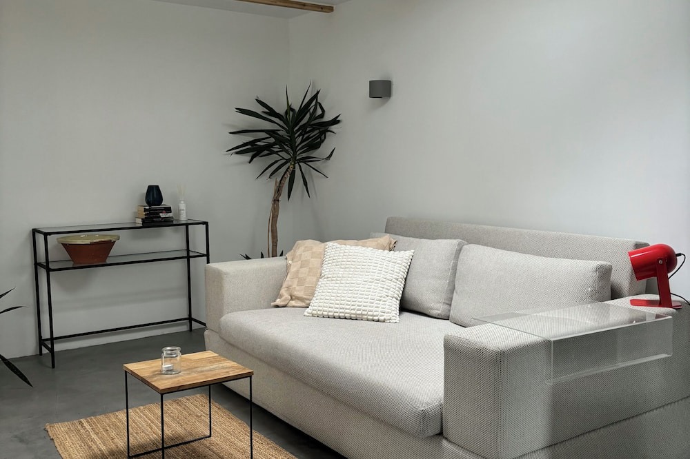 Unterrath Apartment | Modern studio with en-suite bathroom & top connections
