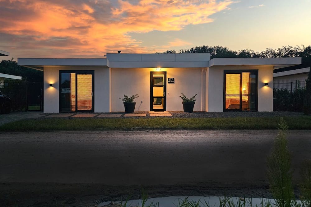 Zeewolde Cabin | Detached 6-person villa with paddleboards, waterfront garden with private swim deck, sunshade, BBQ, and luxurious open kitchen. Located at Villa Resort Harderwold in Zeewolde. Pet-friendly!