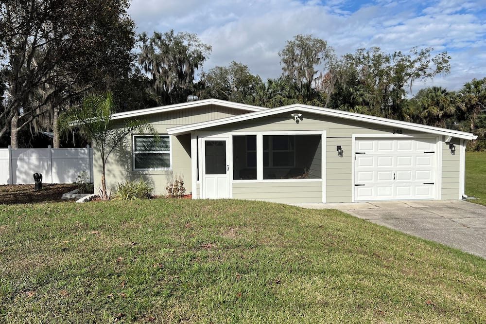 Plantation Estates House | Charming 2-bedroom house in DeBary with AC- Close to highway andhiking Trail