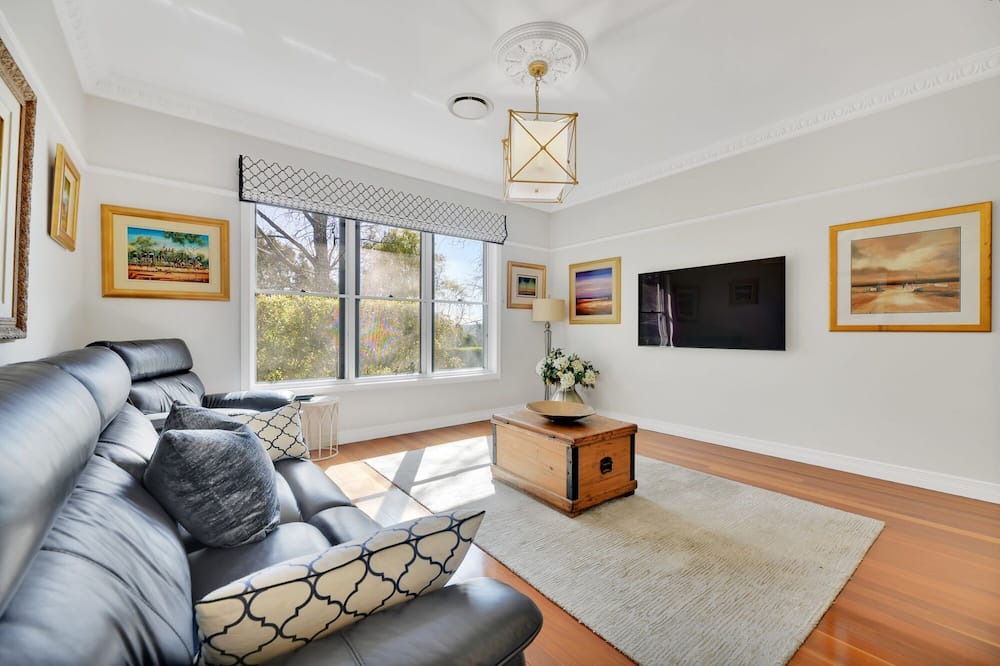 Cotswold Hills House | Expansive Toowoomba Retreat with Garden BBQ