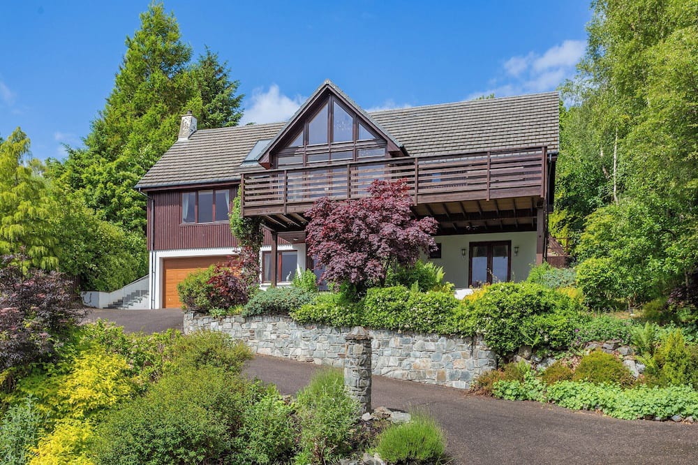 The Braes Cottage | Corrie Burn Villa is located on Braes of Ullapool with spectacular sea views.