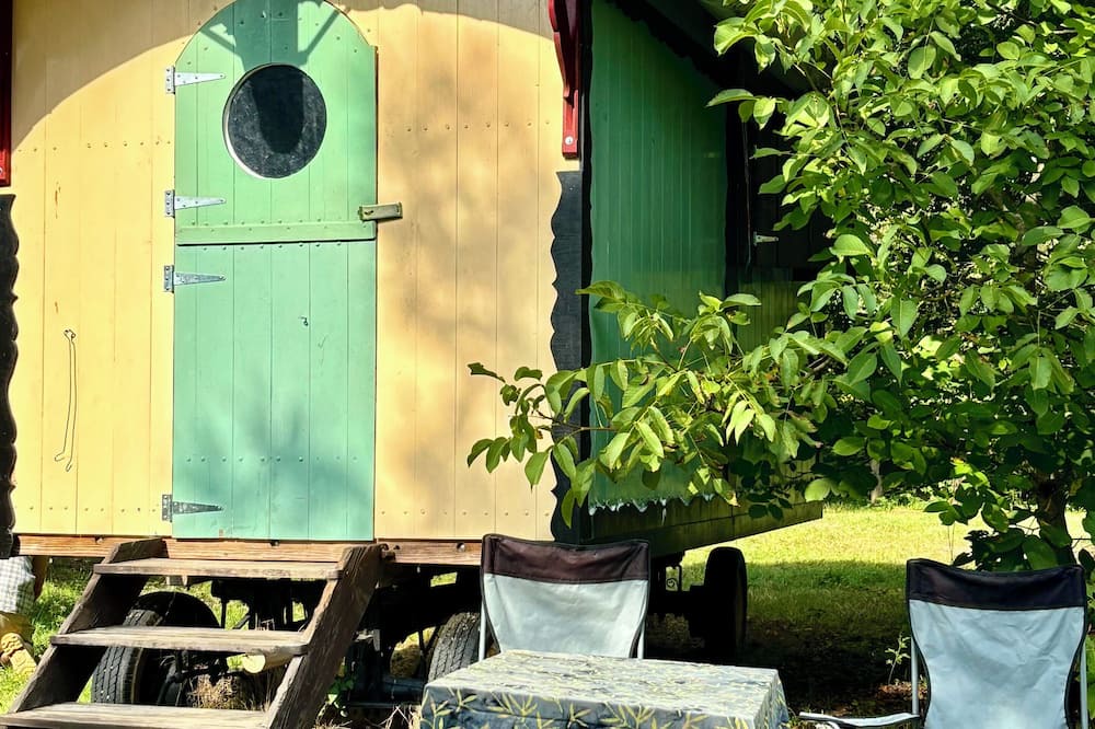 Vojnic House | Cozy shepherd's hut in an edible landscape on a permaculture farm