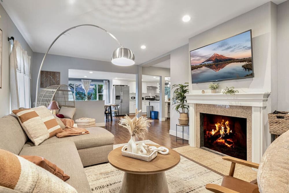 Esperance House | Peaceful Upper Unit in Edmonds | Mins to Ferry