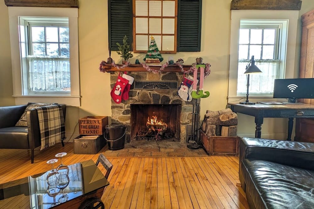 Lac-Brome Ski Chalet | The Old School | Spa | Natural Park | Countryside