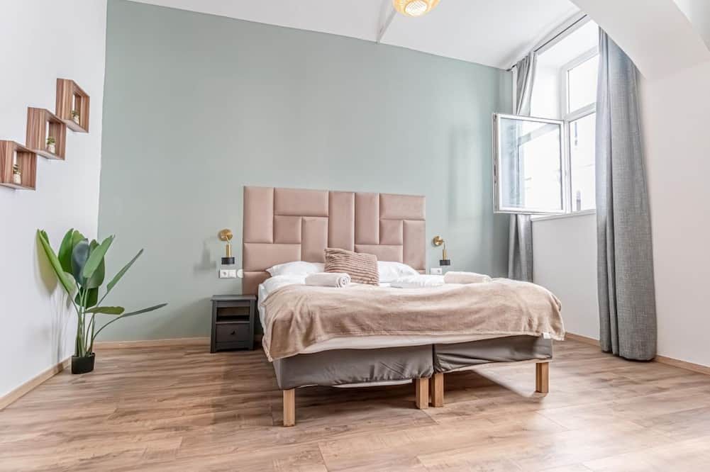 Funfhaus Apartment | Chic 1BR Apt Very Central. with ensuite washer, TV