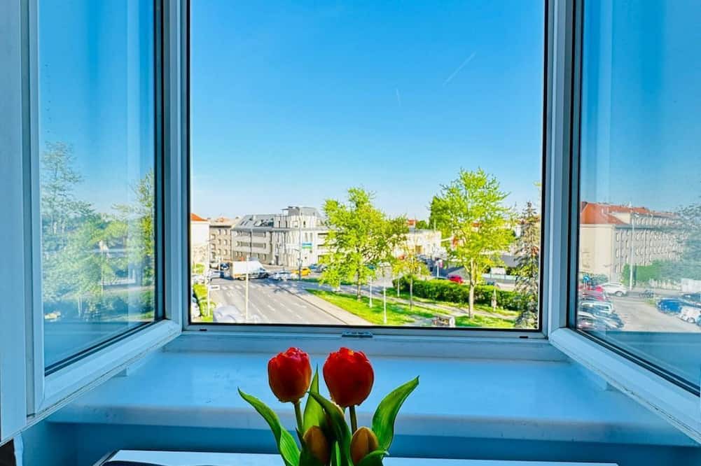 Liesing Apartment | Spacious 3BR Apartment Near Kaufpark Alterlaa