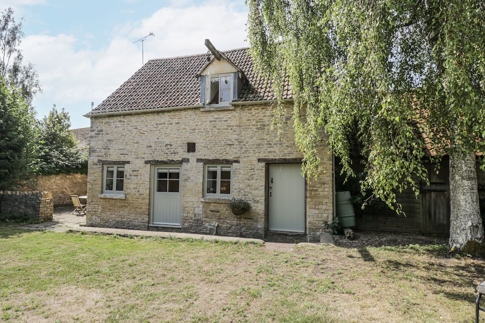 Ozleworth House | STABLE COTTAGE, pet friendly, with a garden in Sherston
