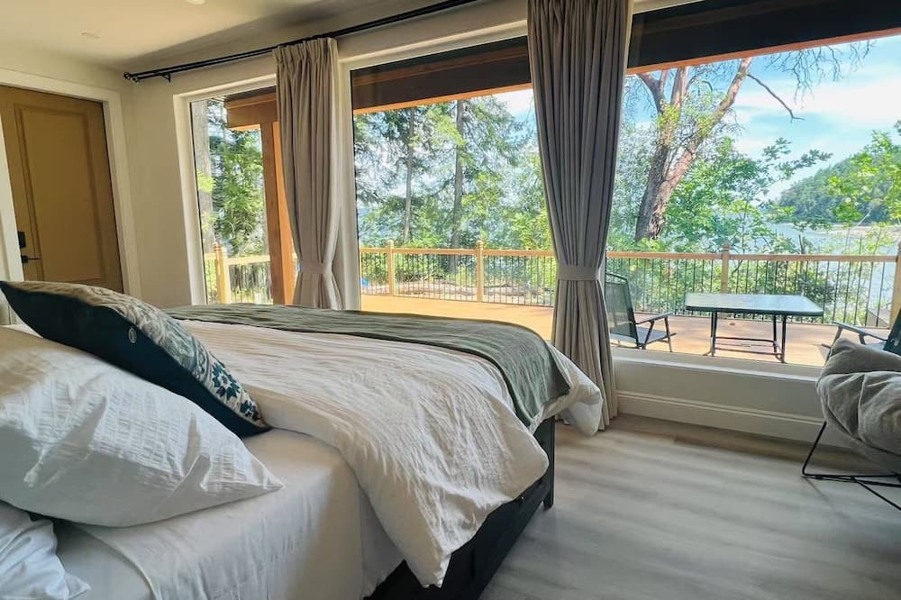 Yellow Point Apartment | Cozy Oceanfront Studio with King bed/Beach Access