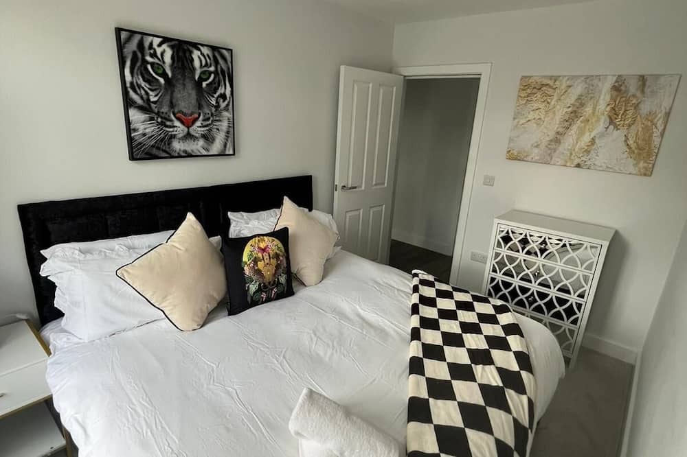 Edgware Apartment | Spacious 6-Bed Home with 4 Baths in Manor Park