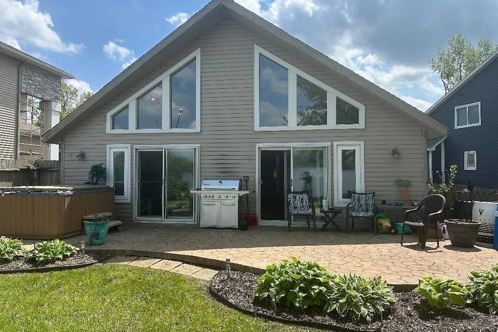 White Lake House | “Lakefront Chalet Retreat-Up North Feel, relax & rewind. Hot Tub and fireplace.”