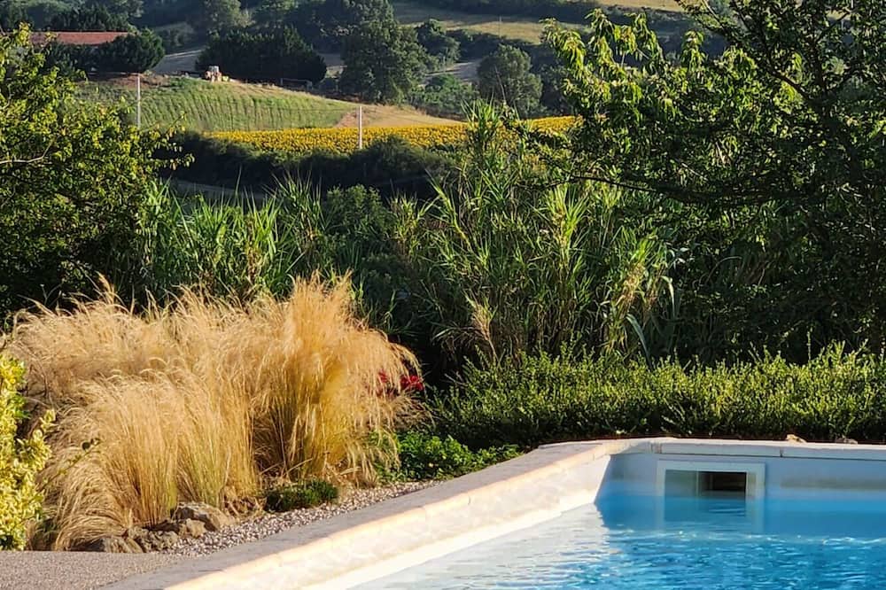 Canens House | Peaceful gîte in the heart of nature with large swimming pool and view of the Pyrenees.