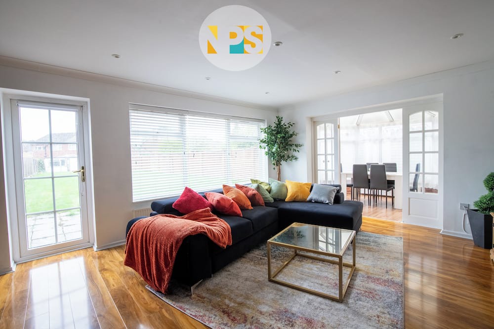 Marston Green Villa | The Laurels - HS2 Contractors, NEC, BHX Airport Stays, Sleeps 12, Free Parking