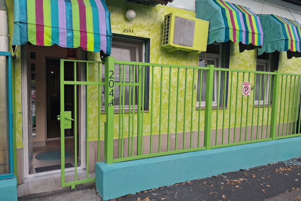 Cotroceni House | Artsy renovated 2 rooms-1 bedroom House for 4 ppl in good area, all to yourself!