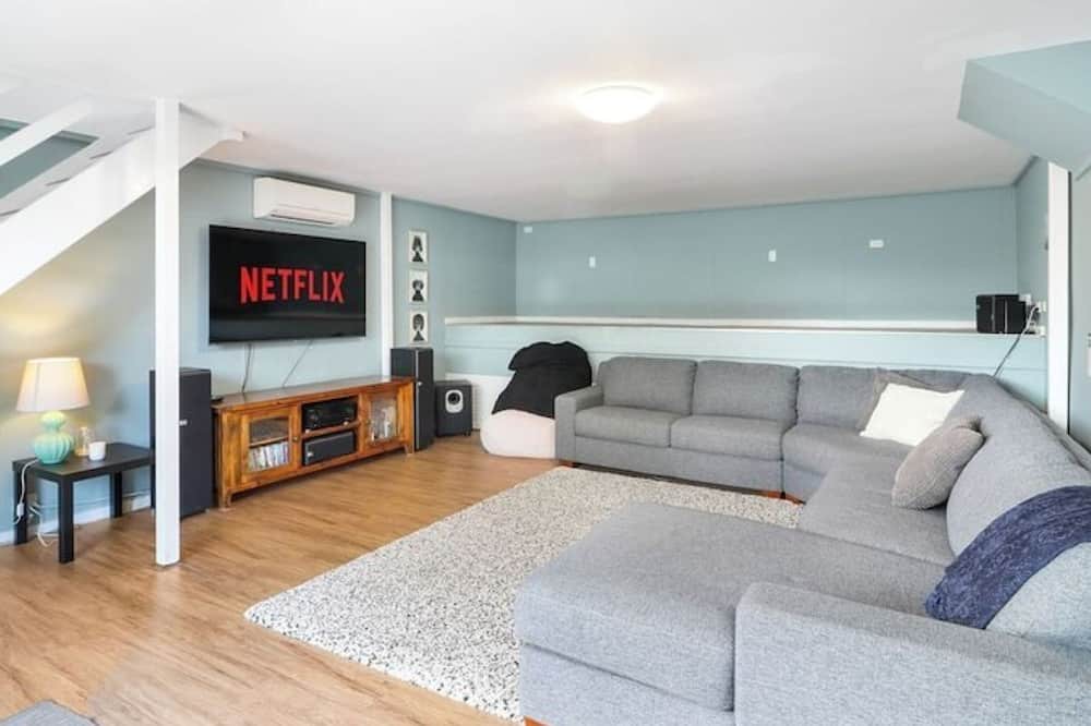 Bonnie Doon House | Lakeview Retreat Bonnie Doon - Sleeps 12