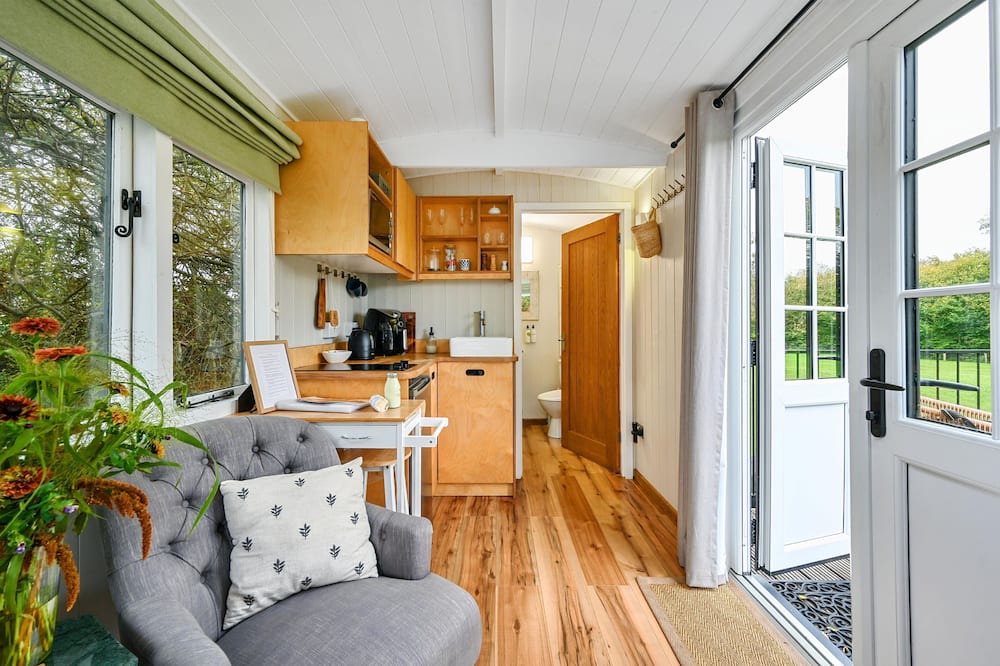 Blackham Cabin | Badger Shepherds Hut - a holiday let that sleeps 2 guests in 1 bedroom