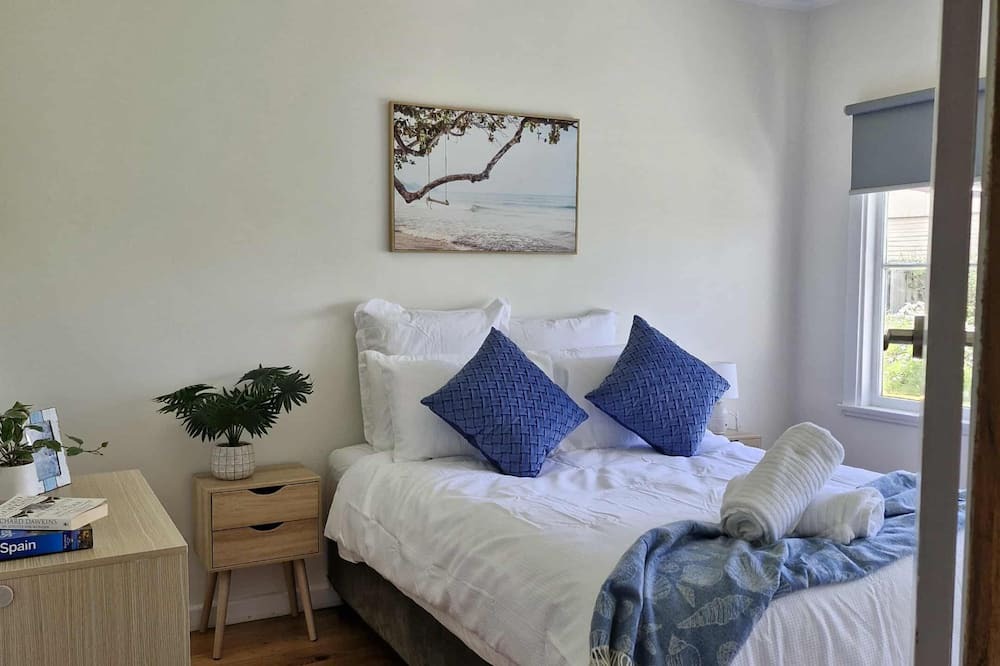 Portland House | Seabreeze cottage full kitchen sleeps 6 heating and cooling and log fire