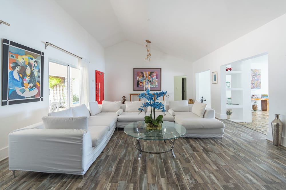 Guayacanes Villa | Spacious 5-bedroom villa in delightful Playa Juan Dolio with AC, WiFi