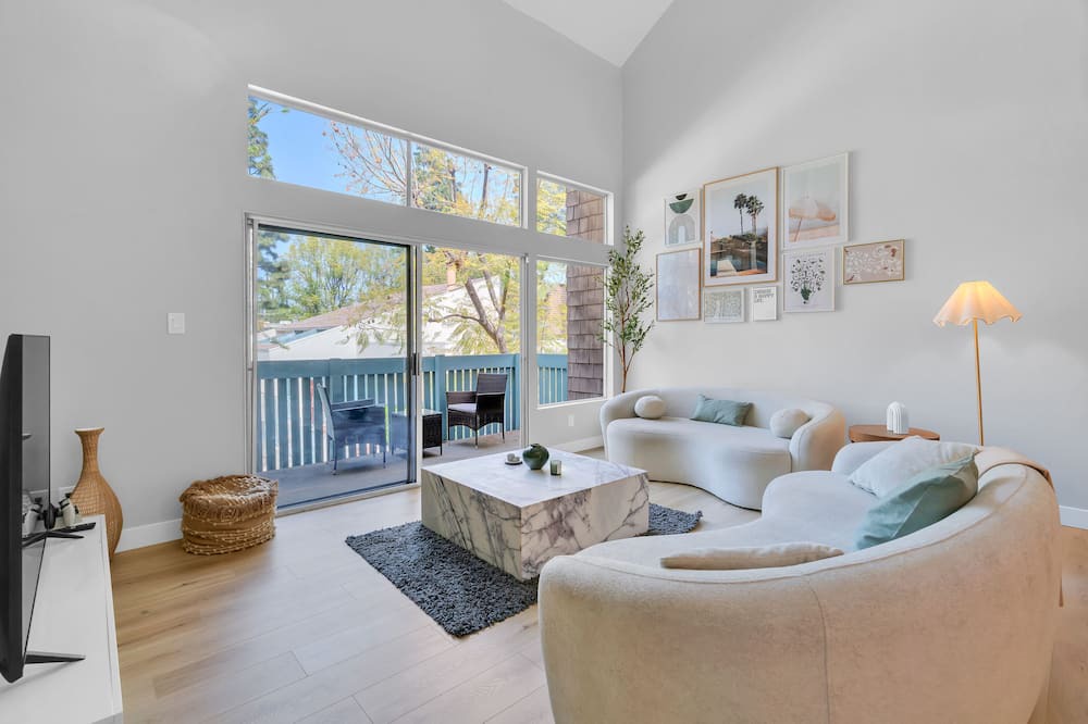 Tarzana Condo | High Ceilings 3BR with Loft-2 Baths Pool & Jacuzzi