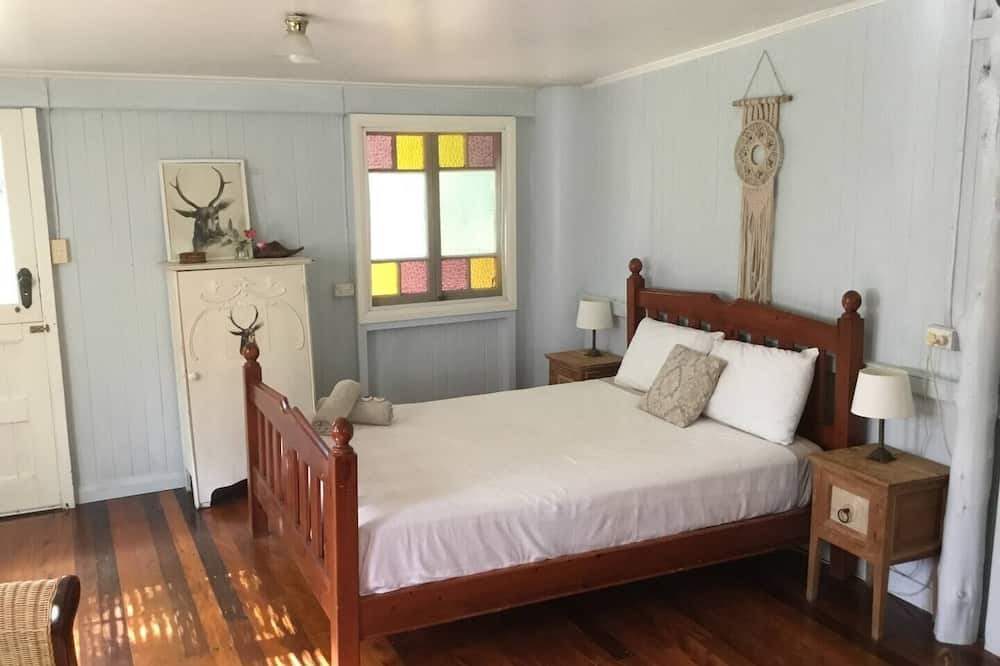 Pinbarren Cottage | Shadowed by both Mt Cooroora and Pinbarren Mountain