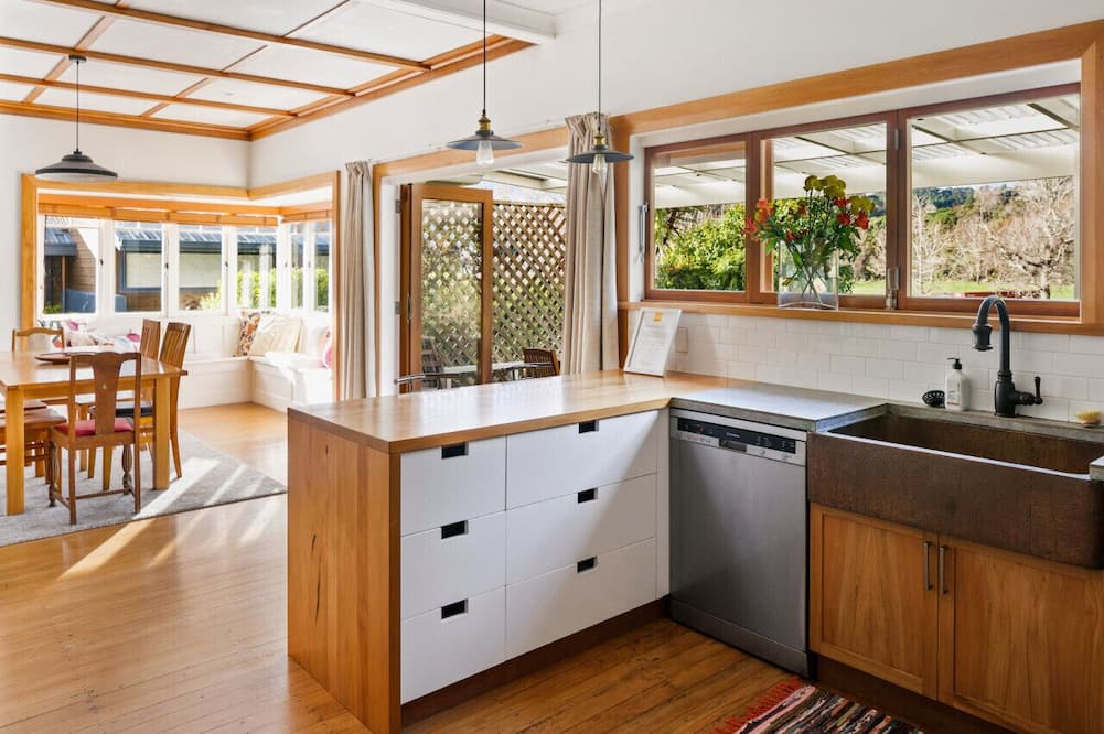 Gisborne House | 600m to CBD Riverfront Home