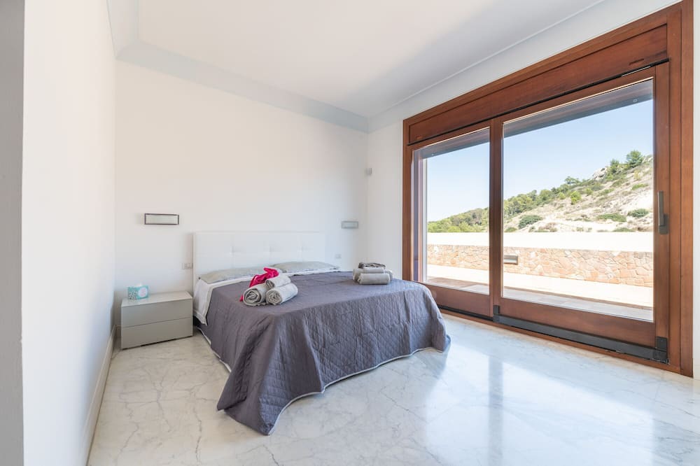 Province of Cagliari House | Holiday Home 'Lovely View By Sery' with Sea View, Wi-Fi and Air Conditioning