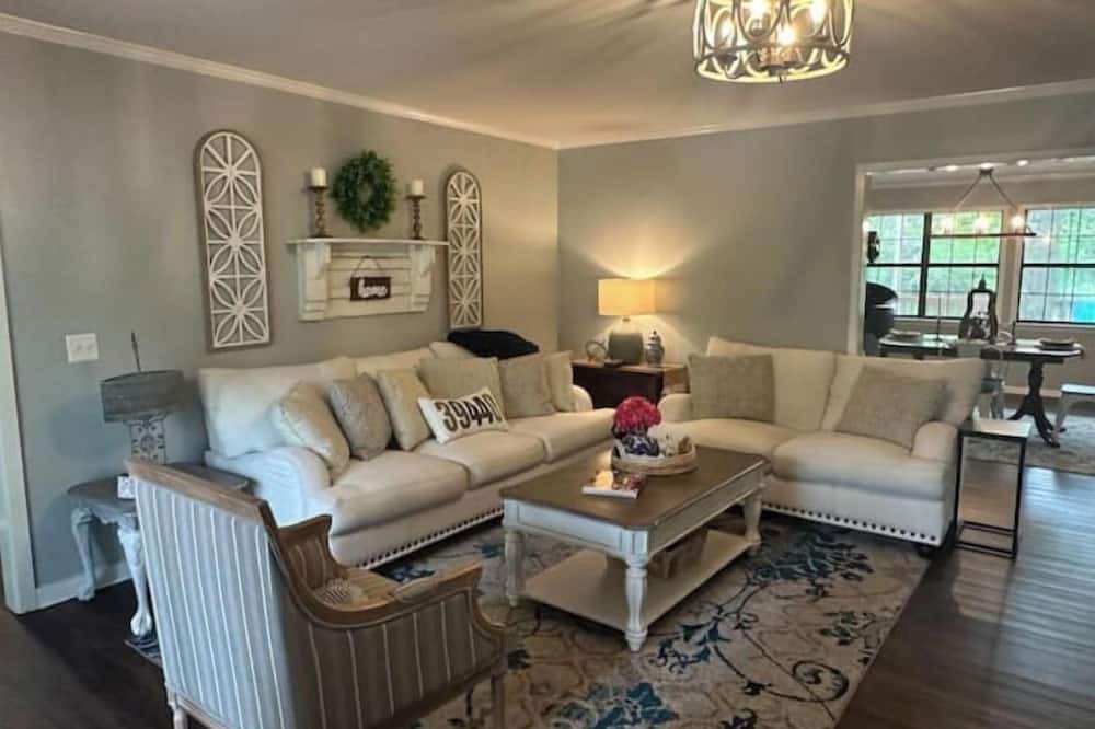 Laurel House | The Parker House-Stylish 3 Bedroom 2.5 miles to Downtown Laurel