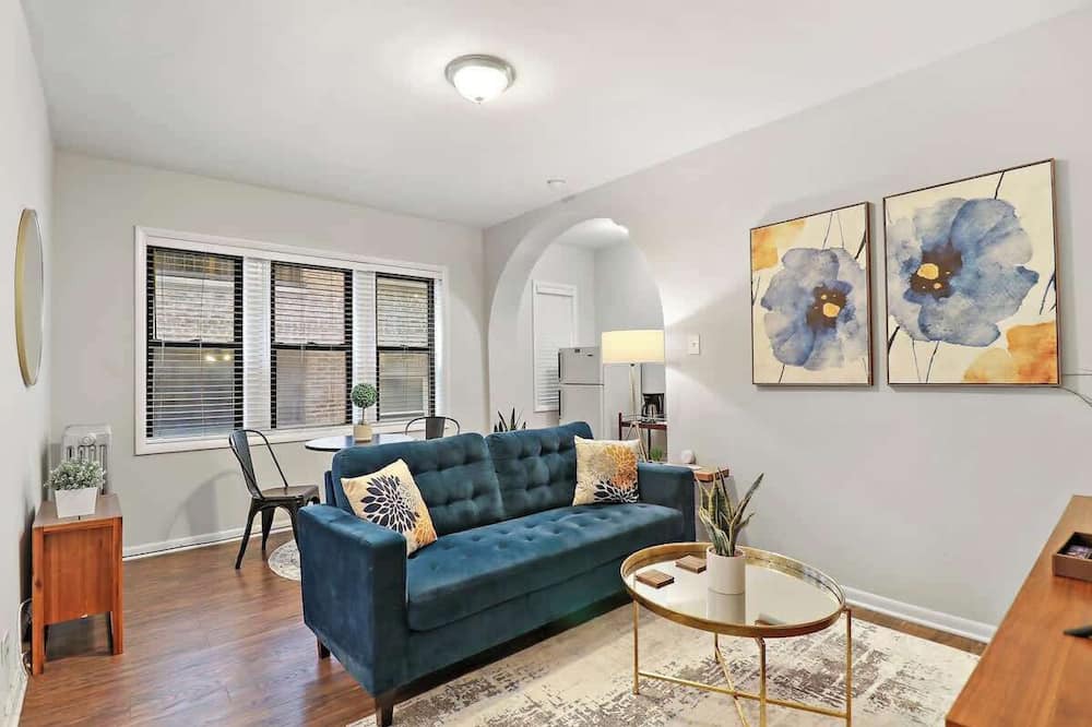 Hyde Park Apartment | 1BR Modern & Chic Apt in Downtown Chicago