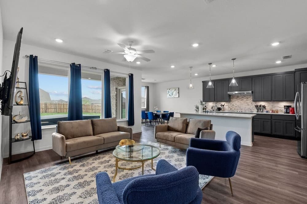 Haslet House | Haslet House · Luxury and Spacious Family Retreat w Jacuzzi
