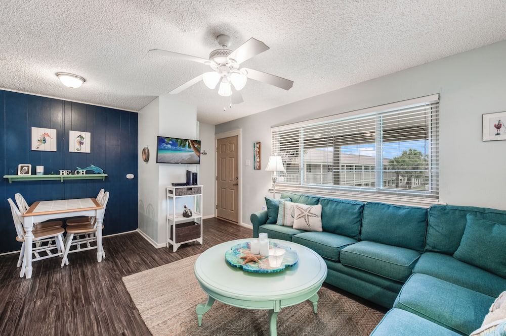 Port Aransas Condo | Roomy 1 BDRM Large Pool w/a Private Courtyard and a 5 Min Walk to the Beach