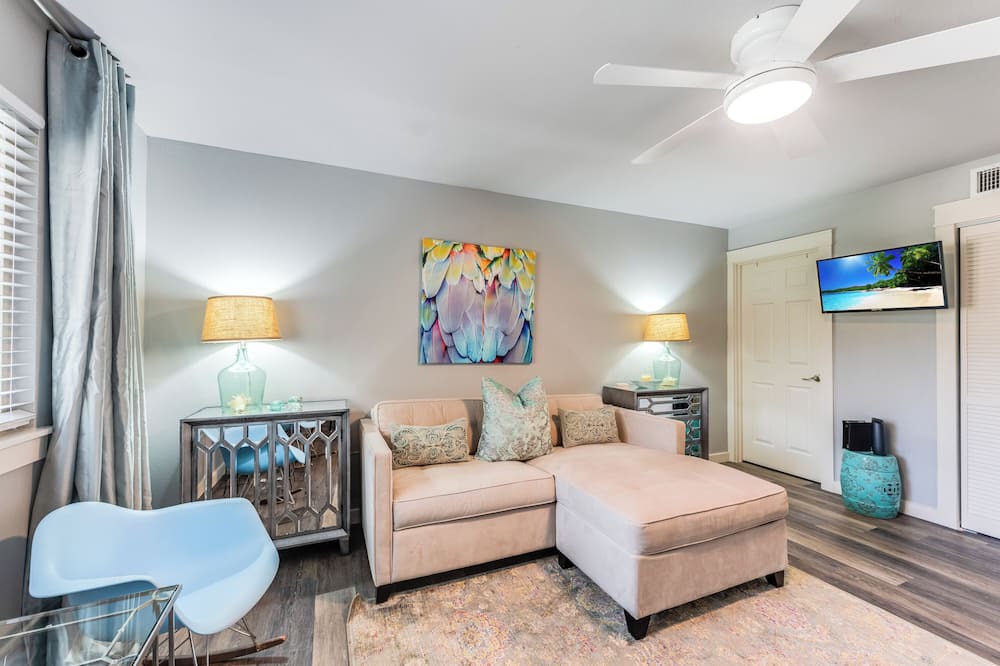 Port Aransas Condo | Cozy Studio Large Pool w/a Private Courtyard and a 5 Min Walk to the Beach