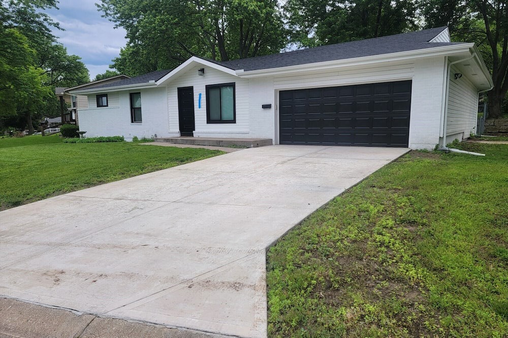 Lenexa House | Cozy 2-bedroom Suite/Studio in enjoyable Overland Park with WiFi, AC