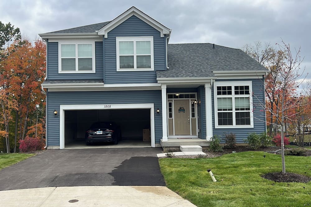 Lake Geneva House | Luxury 4BR Mediterranean Retreat. Backyard w/Fire Pit. 4 Mins to the lake Beach