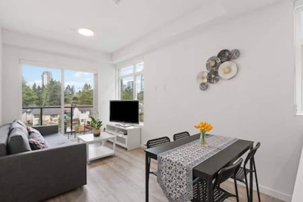 Surrey Apartment | Modern Central 1BR condo, Surrey