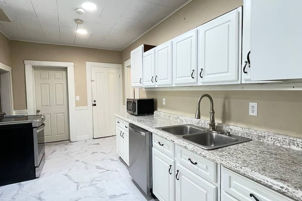 West Washington House | Centered downtown for a quick walk/drive to all the city has to offer