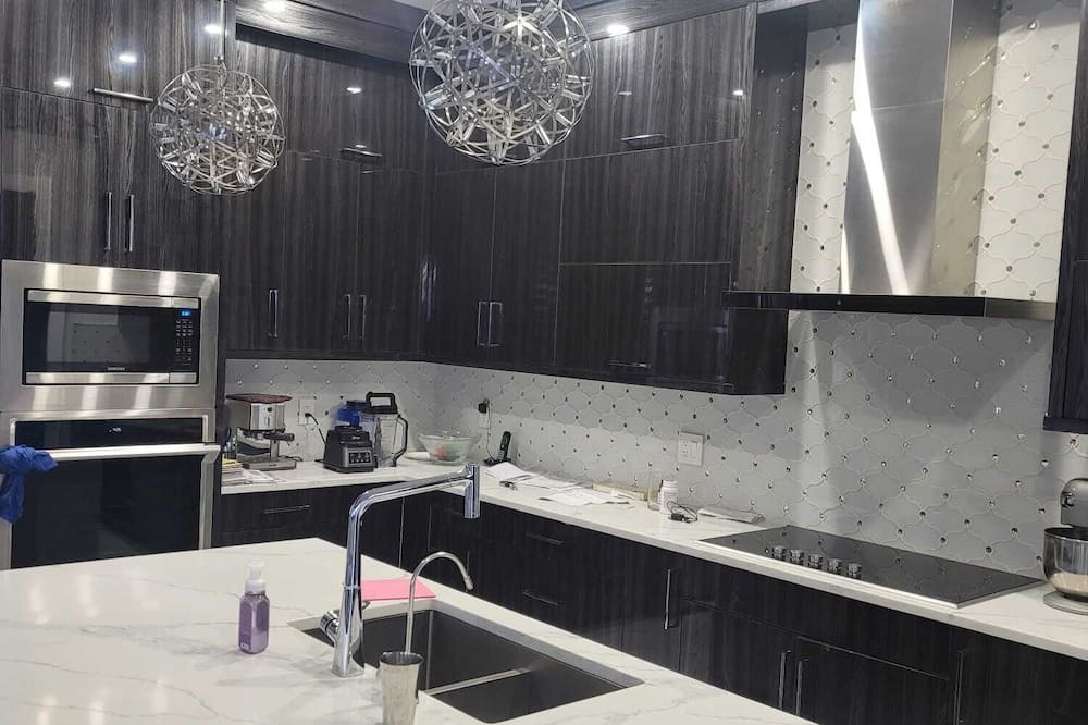 Surrey Newton House | Spacious home for you and your family. 4 bedrooms and 4 bathrooms in the city.