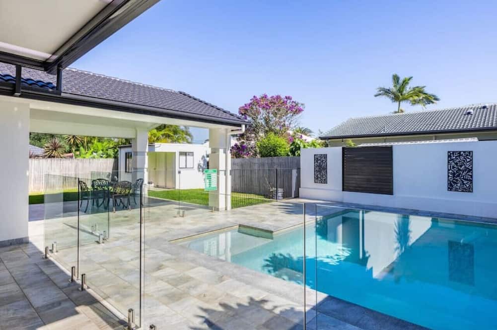 Wellington Point House | Seaside Modern & Luxurious Mansion w/Pool