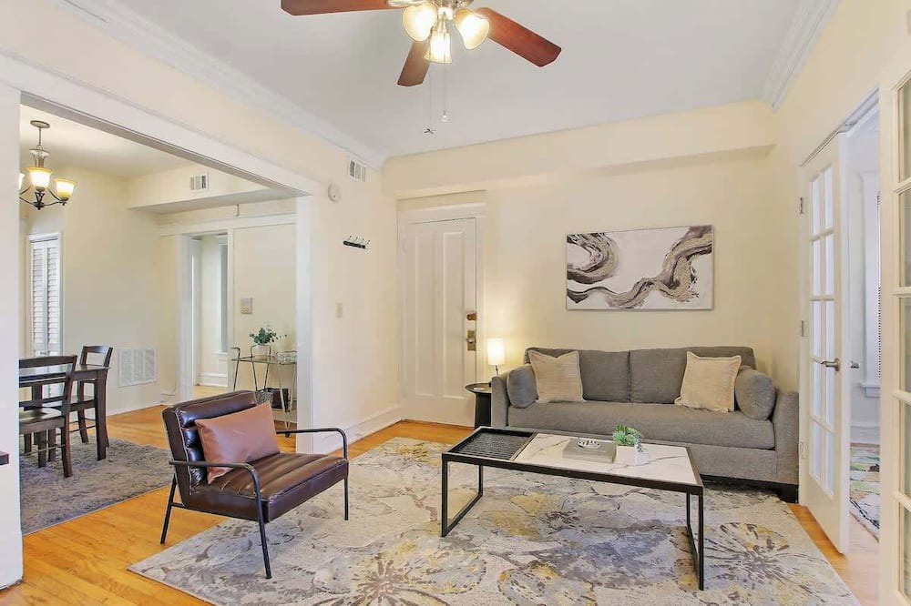 East Albany Park Apartment | Cozy & Inviting 2BR Apartment