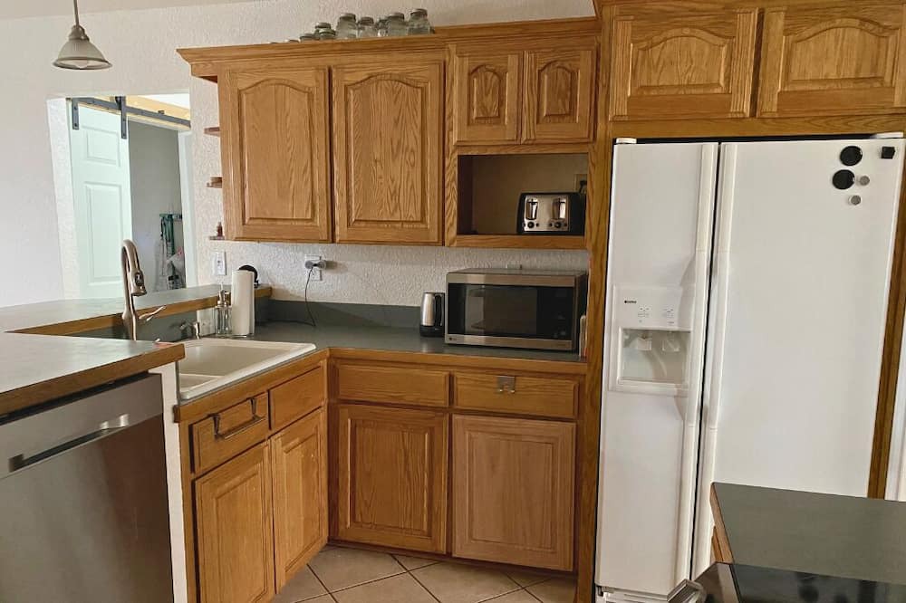 Kempner House | Spacious 4BR/2BA 3 Acres - Family/Pet Friendly - 16 Miles Ft Cavazos Main Gate