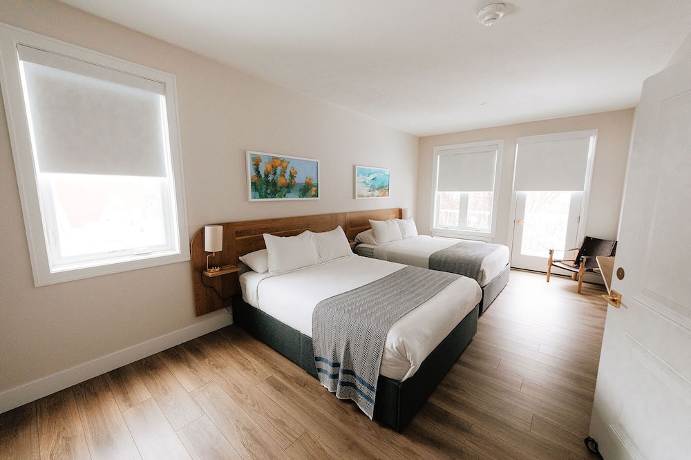 Elk Rapids Apartment | Guestroom - 2 Queens