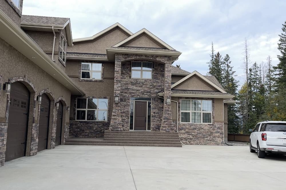 Hinton Villa | Gateway for Jasper Vacations in a big Luxury Mansion at Hinton