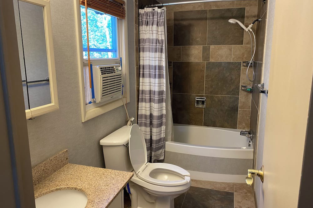 Toms Brook House | Comfortable 4 Person Cottage with North Fork of the Shenandoah River Access