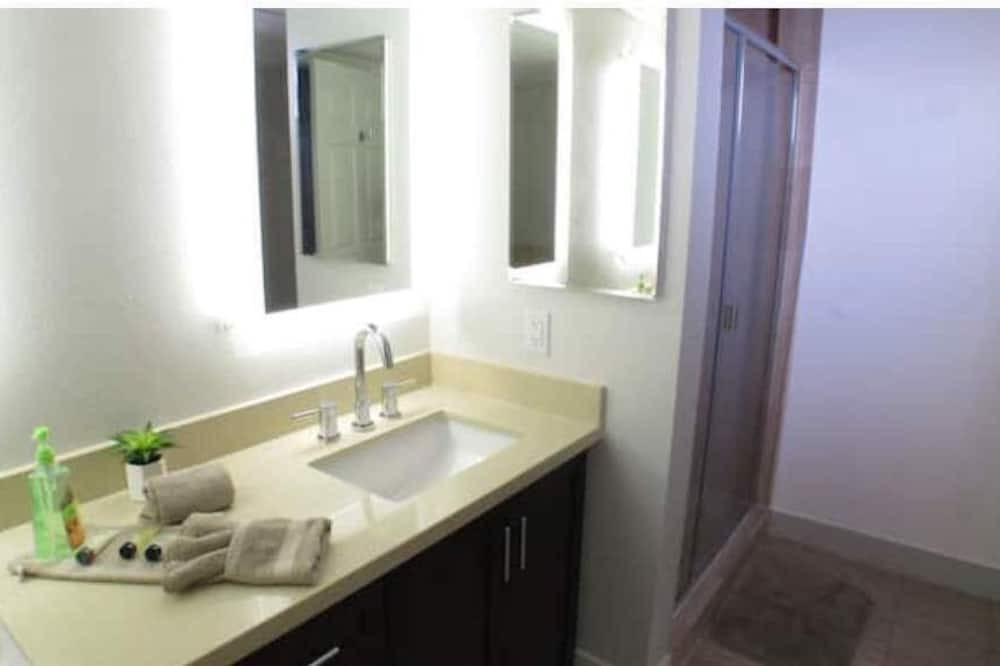 Westwood Apartment | 2 Bed Apartment in a Full Service Building L11-A
